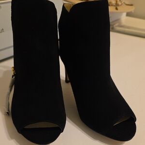 Elegant Adrienne Vittadini Gallina Black Peep-Toe Zip Ankle Boots